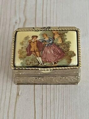Courting Couple Vintage Limoges-Style Trinket Pill Box Fragonard Style